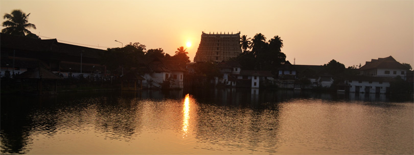 Закат солнца у Храм Падманамбхасвами. 